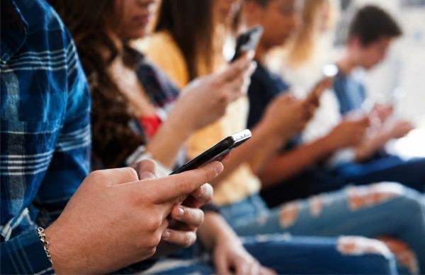 Marea Britanie, măsură fără precedent: interzis la reţelele sociale pentru copiii sub 16 ani